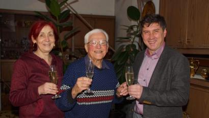 Bild: mmj
Ein Prosit auf den 85. Geburtstag: Roland Jentzsch mit Bürgermeister Gerald Reiter und seiner Tochter Annette an seinem 85. Geburtstag.