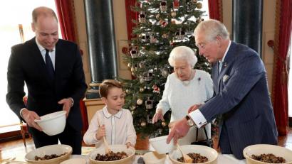 Bild:  Chris Jackson/Press Association Images/dpa
Der kleine Prinz George hat die volle Aufmerksamkeit seines Vaters Prinz William (links), seiner Urgroßmutter Königin Elizabeth II. und seines Großvaters Prinz Charles.