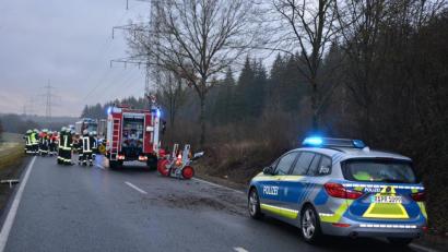Bild: jr
Unfall auf der Staatsstraße Konnersreuth nach Mitterteich am Samstagvormittag. Während der Bergungsarbeiten war die Straße komplett gesperrt.