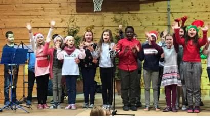 Bild: u
Allerhand geboten ist auf dem Weihnachtsmarkt der Freudenberger Schule. Einen gelungenen Beitrag bietet auf der Turnhallenbühne die Klasse 4a mit ihrem Sprechstück „Weihnachtshektik“.