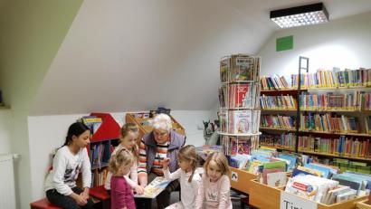 Bild: gi
Märchentante Luzia Guttenberger erfreute die Kinder mit Geschichten vom Nikolaus und Weihnachten.