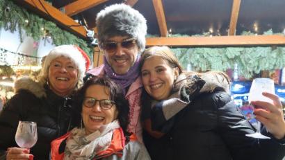 Bild: Kunz
Die Gläser hoch! Wohl Traum einer jeden Frau: Sich einmal im Leben an Johnny Golds Heldenbrust schmiegen dürfen.