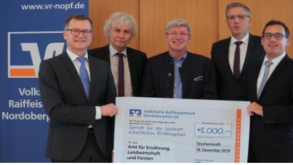 Bild: tr
Volksbank-Raiffeisenbank-Vorstandssprecher Bernhard Wolf (Zweiter von rechts), sein Stellvertreter Thomas Ludwig (rechts) und der Chef der Filiale Tirschenreuth, Helmut Wolfrum (links), überreichten den symbolischen Scheck an Landrat Wolfgang Lippert und Landwirtschaftsdirektor Wolfgang Wenisch (Zweiter und Dritter von links).