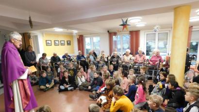 Bild: fjo
Eine Wortgottesfeier für Kinder und Senioren feiert Pfarrer Georg Hartl (links) vor dem Beginn des Krippenspiels der Schulkinder.