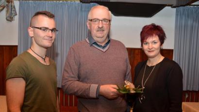 Bild: dob
Heike (rechts) und Julian Schön (links) klinkten sich heuer in die Benefizspendenaktion für die Kinderkrebshilfe in der Region Oberpfalz Nord ein und überreichten an Herbert Putzer den großartigen Betrag von 1500 Euro.
