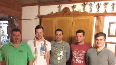 Bild: fjo
Vorsitzender Gerald Brenner bleibt Vereinsmeister beim Spickerverein "Silberpfeil". Er gratuliert Maximilian Mack, Manuel Hilpert, Florian Mack und Maximilian Fuchs (von links) zu ihren Titeln.