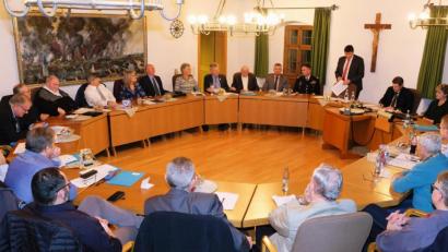 Bild: do
Lange Zeit sitzen die Räte harmonisch beisammen. Dann kommt es während des Rückblickes des Fraktionssprechers der Linken zum Eklat. Ein Teil des Rates verlässt gar demonstrativ den Sitzungssaal.