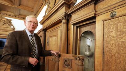 Bild: Wolfgang Steinbacher
Stadtarchivar Dr. Johannes Laschinger öffnet ein Türchen im Amberger Rathaus, das viele gar nicht kennen – wenn es an seinem Platz in der Vertäfelung des kleinen Rathaussaals sitzt, sieht man es nicht.