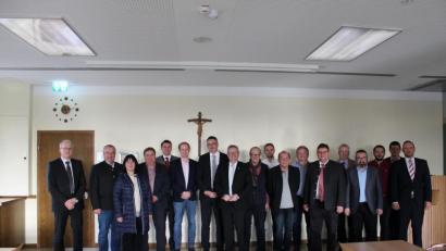 Bild: exb/Dominik Hauser
Heinrich Aumer (links) und Wilhelm Köckeis (Sechster von rechts) und deren Kollegen von der Telekom informierten Landrat Thomas Ebeling und die beteiligten Bürgermeister über das weitere Vorgehen zum Breitbandausbau im Landkreis Schwandorf.