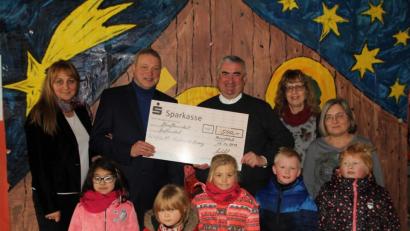 Bild: frd
Zhanna und Herbert Uschold (links) übergaben im Oberviechtacher Kindergarten an Stadtpfarrer Alfons Kaufmann und (von rechts) Christa Welnhofer und Hildegard Nirschl den stolzen Betrag von 500 Euro, worüber sich auch die Kinder (vorne) sehr freuten.