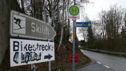 Bild: kgg
Das Ende der Skianlage Schloppach (im Bild der Wegweiser an der Abzweigung in Hundsbach) in der bisherigen Form ist besiegelt. Die Veränderung war auch in der Dezember-Sitzung des Stadtrats ein Thema.
