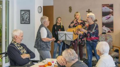 Bild: Wolfgang Meiser
Wie schon in den letzten Jahren sorgten Beatrix Schmidt mit Tochter Elisabeth (Zweite und Dritte von rechts) für die musikalische Gestaltung der Adventsfeier im Seniorenheim.