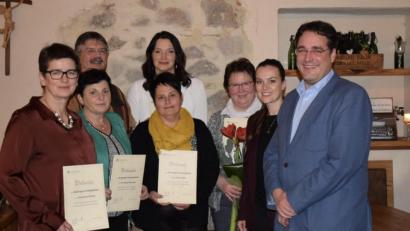 Bild: exb/ Andrea Zach
Ehrungen und Abschied: Andrea Schinner, Margit Ostermeier, Albert Kiener, Margot Schödel, Gisela Lippert, Rosemarie Forster, Kathrin Hofstetter und Dr. Christian Glöckner vom Asklepios-Krankenhaus (von links).