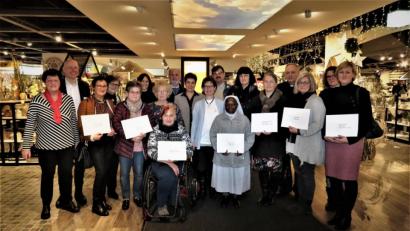 Bild: ubb
Glücklich nahmen die Vertreter der zwölf Organisationen und Kirchen die Spenden entgegen, die ihnen Liselotte Kulzer und ihr Sohn Jörg Kulzer (von links) bei einer kleinen Feier überreichten.