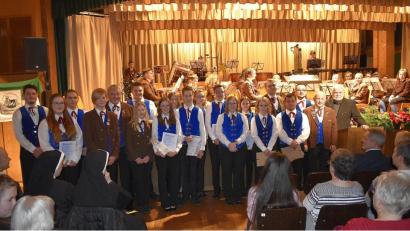 Bild: sck
Der stellvertretende Vorsitzende der Knabenkapelle Günther Cermak (Fünfter von links), Ferdinand Münch, der stellvertretende Bezirksvorsitzende der Oberpfalz im Nordbayerischen Musikbund (rechts), Vorsitzender Elmar Hamerla (Zweiter von rechts) und sein Sohn Patrick Hamerla, geehrt für 500 Einsätze mit der Knabenkapelle Auerbach (Vierter von rechts).