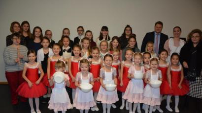 Bild: jr
Gesanglich und tänzerisch machten sich jetzt die Schüler der Musikklasse von Brigitte Kreuzer (rechts) und die Ballettmäuse von Sylvia Brauneis (Zweite von rechts) auf den Weg zur Krippe. Zweiter Bürgermeister Stefan Grillmeier (Dritter von rechts) überbrachte den Dank der Stadt Mitterteich und gratulierte der Kreismusikschule zu ihrem Nachwuchs.