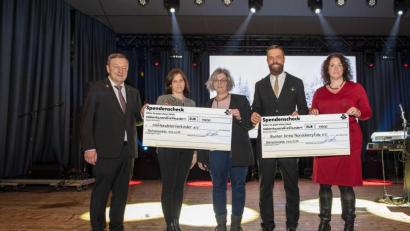 Bild: exb
Spendenübergabe bei der Ziegler-Group. Seniorchef Wilhelm Ziegler (links) und Geschäftsführer Stefan Ziegler überreichten an Marina Frister (rechts), Beatrix Kempf (Zweite von links) und Silke Rosner (Dritte von links) symbolische Schecks.