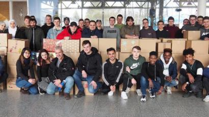 Bild: Bühner
In der Eingangshalle der Europaberufsschule sind die Rumänienpakete aufgestellt, bevor sie
in in den Johanniter-Weihnachtstruck getragen werden.