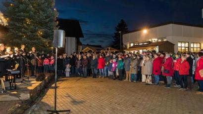 Bild: u
Rund 400 Besucher erleben auf dem Feuerwehrhof beim Konzert des Ensembles 1Klang eine beeindruckende Einstimmung auf Weihnachten. Die Zuhörer feiern die acht Sänger mit minutenlangem Applaus und lautstarken Bravo- und Zugabe-Rufen.