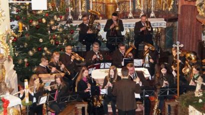 Bild: weu
Die mächtigen Klänge der Blaskapelle Dieterskirchen unter der Leitung von Jürgen Lößl erfüllten die Kirche Sankt Ulrich beim Adventskonzert. Alle Musikgruppen der Gemeinde gaben eine Kostprobe ihres Könnens.