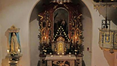 Bild: twi
Die "Schönseer Moila" bringen mit feierlichen Liedern, Musikstücken und Texten adventliche Stimmung in die St. Peter und Paul Kirche.