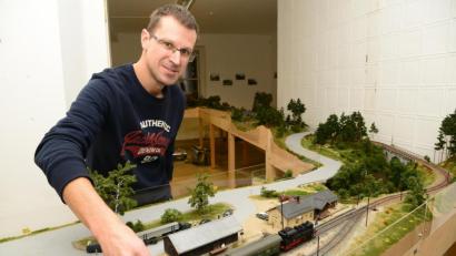 Bild: bey
Im Maßstab 1:87 hat Thomas Sax den Bahnhof Lohma nachgebaut. Rechts hinter den Bäumen ist die Brücke über den Zottbach zu erkennen.