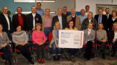 Bild: R. Kreuzer
Verschiedene Vereine werden mit einer Spende durch die Volksbank Raiffeisenbank Nordoberpfalz eG, Geschäftsstelle Johannistraße, bedacht.