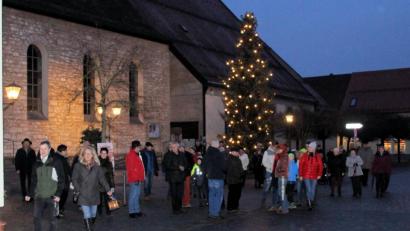 Bild: bjo
Dem Regen trotzten die Teilnehmer des Adventswegs, die sich zum Hammerschloss aufmachten.
