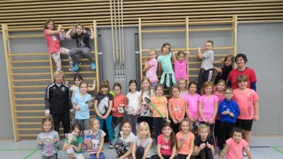 Bild: jzk
Mit kleinen Weihnachtsgeschenken machten die beiden Betreuerinnen Birgit Emerig (links) und Manuela Zrenner (rechts) den sportlichen Buben und Mädchen eine große Freude.