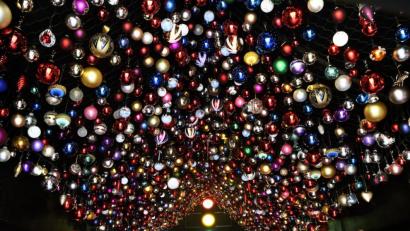 Bild: Petra Hartl
Ein ganzer Himmel voll bunter Christbaumkugeln schmückt das Innere der Asphaltkapelle in Etsdorf.