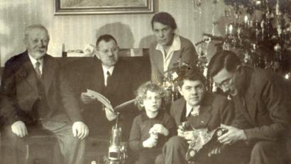 Archivbild: Alfred Mehler/exb
Heiliger Abend 1937 im Wohnzimmer der Familie Ludwig Mehler: (von links) „Mehler Christl“, die Eltern Ludwig und Meta mit den Söhnen Alfred, Georg und Ludwig.