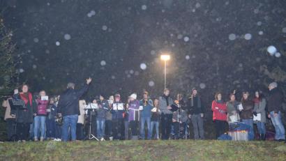 Bild: bey
Das Wetter ist nicht sehr weihnachtlich. Dennoch haben die Teilnehmer an der Bergweihnacht des OWV Parkstein ihren Spaß.