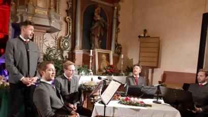 Bild: kök
Die fünf "Stimmen der Berge" begeisterten die Zuhörer in der Pfarrkirche Corpus Christi in Eschenfelden im Hirschbachtal.