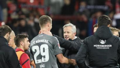 Bild: bmr
Club-Trainer Jens Keller (Mitte) bedankt sich bei Patrick Erras (Nummer 29). Am Freitag gegen Dresden wurde der Raigeringer elf Minuten vor Schluss eingewechselt. Ein Zeichen, dass der Trainer trotzdem auf Erras setzt?