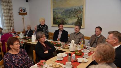 Bild: dob
Bis auf den letzten Platz war der Saal im Rotkreuzhaus besetzt. Die Kranken wissen, was sie an Lotte Hofmann (stehend) haben. Sie bekommt an diesem Tag sogar höchstes Lob von ganz oben durch Bischof Nikolaus, der ihren unermüdlichen Einsatz herausstellte und allergrößten Respekt zollte.