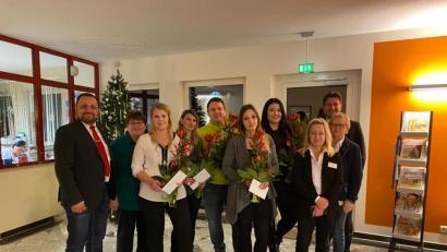 Bild: exb/Markus Zimmermann
Kreisgeschäftsführer Sandro Galitzdörfer (rechts), stellvertretender Kreisgeschäftsführerin Edeltraud Sperber (Zweite von rechts), Einrichtungsleiterin Michaela Heldwein-Keim (Dritte von rechts), Pflegedienstleiterin Christine Diepold (Zweite von links) und Personalrats-Mitglied Peter Sirtl (links) gratulieren den Absolventen.