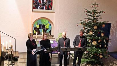 Bild: jma
Uschi Steppert (Sopran/von links), Renate Bergmann (Mezzosopran), Torsten Sandvoß (Tenor) und Wayne Lempke (Bass) konzertieren in der Kreuzkirche.