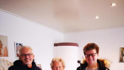 Bild: fz
Die 93-jährige Anna Schloder (Mitte) freut sich über den Weihnachtsbesuch von Alfred Wulfänger mit Birgit Krug.