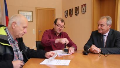 Bild:  Dobler
Mit einem Eingangsstempel versah Geschäftsstellenleiter Hans Sorgenfrei im Rathaus die Listen mit Unterschriften, die Franz Weber (links) und andere am Tag vor Weihnachten ins Rathaus gebracht haben. Reinhard Schlosser (rechts), in der Verwaltung für Bürgerbegehren zuständig, wird die Listen prüfen.