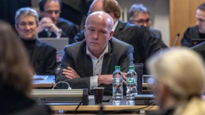 Bild: Armin Weigel/dpa
Joachim Wolbergs ( ehemals SPD), suspendierter Regensburger Oberbürgermeister, sitzt im Verhandlungssaal im Landgericht.