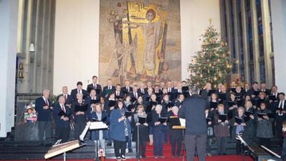 Bild: du
Unter dem prächtigen Christbaum im Altarraum eröffnen Kirchenchor und Männergesangverein "Frohsinn" unter der Leitung von Wolfgang Ziegler das niveauvolle Programm des Adventskonzerts mit dem Chorsatz "Sancta Maria".