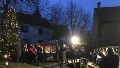Bild: sei
Vor der Waldweihnacht spielten die Posaunenchöre Mantel-Thansüß unter Leitung von Heinrich Müller auf dem Marktplatz bei der Krippe Weihnachtslieder. Aber auch "Leise rieselt der Schnee" konnte keinen Winter herbeizauern.
