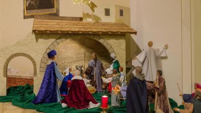 Bild: wms
Fast mannshoch ist die Weihnachtskrippe in der Pfarrkirche in Hohenthan. Nach den Plänen von Adolf Lankl fertigten Ludwig Meier sen. und Georg Sollfrank sen. die Krippe.