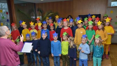 Bild: dob
Singend und klingend ging es im SFZ der Weihnachtszeit entgegen. Rote, blaue, gelbe, grüne Sterne trafen zum großen Himmelskonzert ein und alle machten sich gemeinsam auf den Weg.
