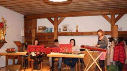 Bild: rpp
Der Zitherclub Erbendorf war genau die richtige Wahl. Die Musikanten stimmten mit ihren Weisen auf Weihnachten ein und luden die Anwesenden zum Mitsingen ein. Von links Magdalena Melzner am Akkordeon, an der Gitarre Jonas Hille, an der Zither Renate Rögner und am Hackbrett Veronika Hille.
