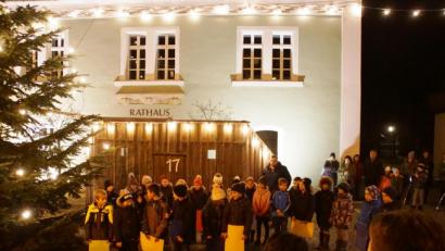 Bild: mmj
Die Kinder der Grundschule bereicherten den "gespielten Adventkalender" am Rathaus mit einer Darbietung. Auch Vereine und Familien brachten sich ein, damit erneut ein guter Zweck unterstützt werden kann.
