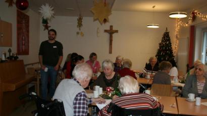 Bild: gpa
Der neue Heimleiter Josef Ott (links) freut sich, die Bewohner sowie die Angehörigen als Gäste zur Weihnachtsfeier begrüßen zu können. Er wünscht allen einen besinnlichen, ver-gnügten Nachmittag.
