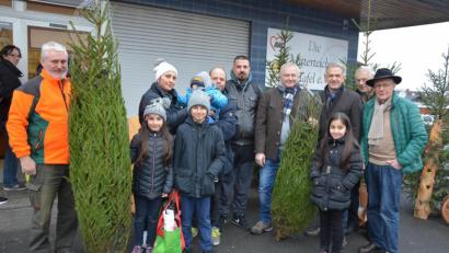 Bild: jr
Der Forstbetrieb Waldsassen verteilte kostenlos 50 frisch geschlagene Fichten als Christbäume. Mit dabei waren Forstwirtschaftsmeister Siegfried Schwarzbauer (links) sowie (von rechts) Tafel-Vorstandsmitglied Gerhardt Höhn, Karl Haberkorn, Bürgermeister Roland Grillmeier und Forstbetriebsleiter Norbert Zintl.
