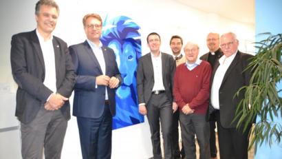 Bild: hcz
Zahlreiche Gratulanten finden sich zur Eröffnung der neuen Geschäftsräume von Versicherungsfachmann Martin Duschner (Dritter von links) ein.