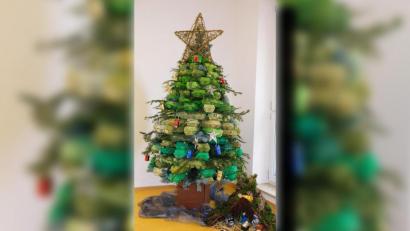 Bild: do
Kinder der Grundschule am Rauhen Kulm haben einen Christbaum aus gebrauchten Eierschachteln gebastelt.